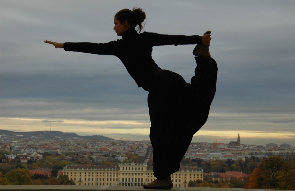 Yoga lehrt uns im gegenwärtigen Moment zu sein. Dieser Zustand verleiht uns ungeahnte Kräfte und unerschütterliche Zufriedenheit.